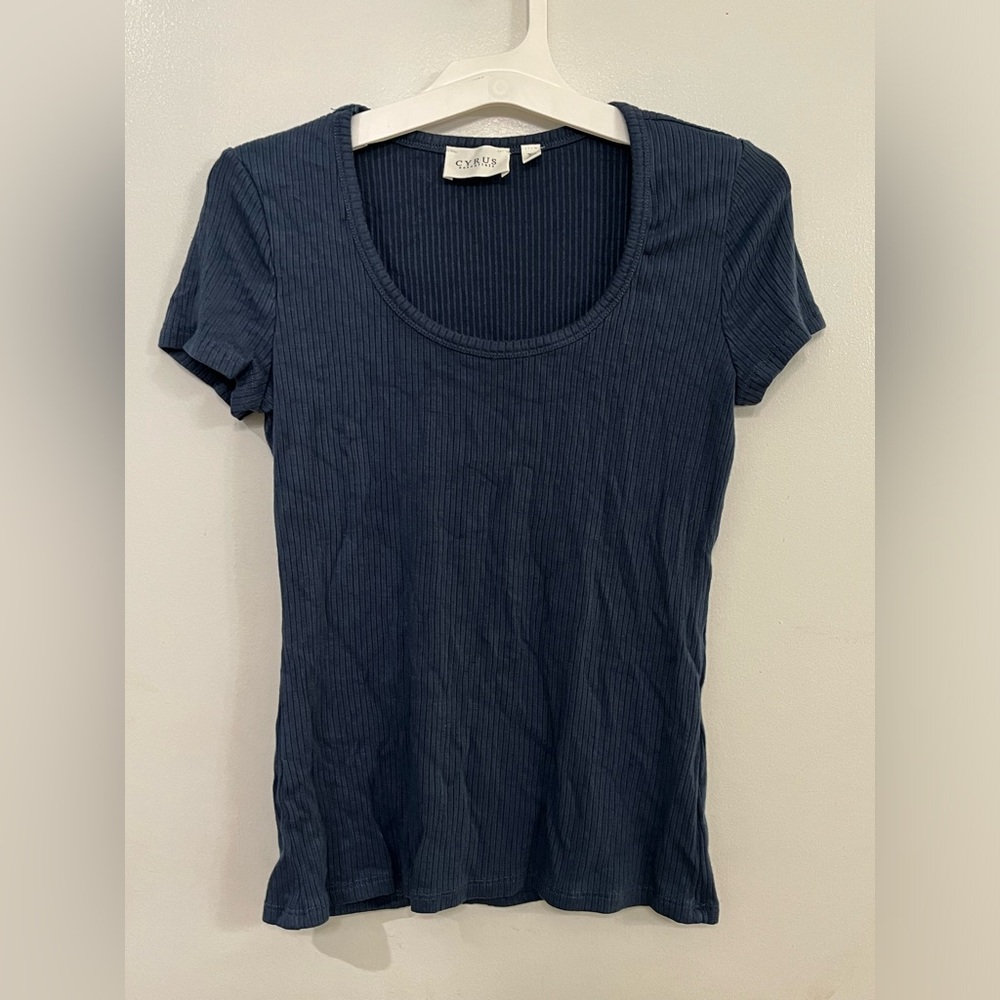 Cyrus Women's Navy Ribbed Scoop Neck Tee, size small